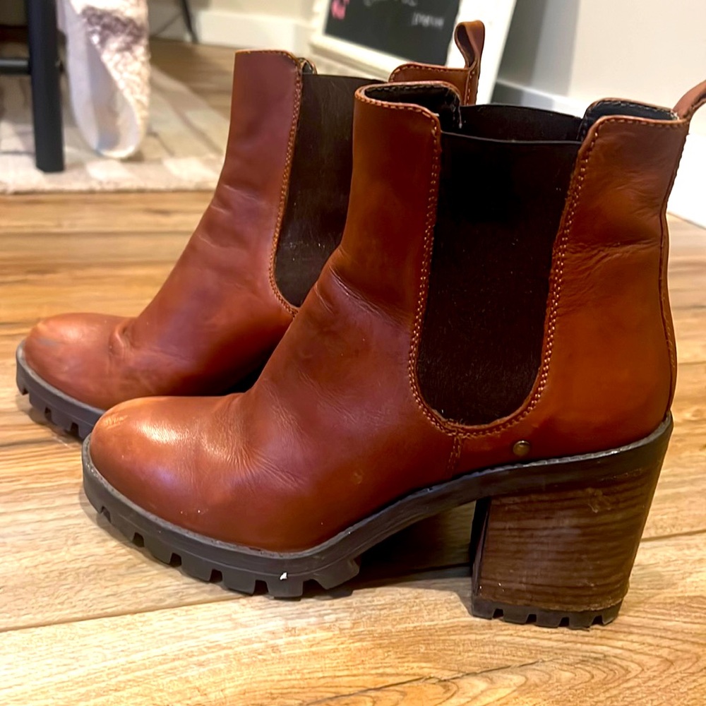 Barneys New York WOMEN'S LUG-SOLE LEATHER CHELSEA BOOTS size 9